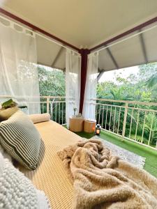 Cairns NorthLuxury tropical 2bedroom apartment in resort 4 swimming pools的一间卧室设有一张床和一个大窗户