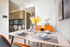 胡志明市Westgate Apartment- 2N House的一间带桌椅的用餐室和一间厨房