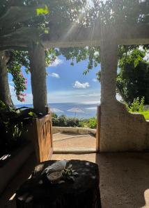 塔纳岛Rockwater Resort的客房可通过窗户欣赏到海景