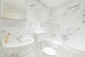 Newly Refurbished 2BD Flat - Wimbledon Village!的一间浴室