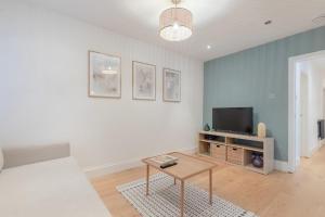 Newly Refurbished 2BD Flat - Wimbledon Village!的电视和/或娱乐中心