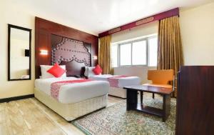 富查伊拉SHH Hotel的酒店客房配有两张床和一张书桌