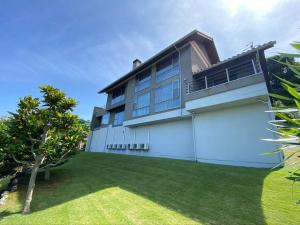 下田Ocean View Luxury Beach House - Huge Luxury Home, beside the beach with BBQ的享有带庭院的房屋外部景致