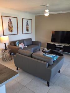 库鲁姆海滩潘达纳斯库鲁姆海滩酒店的带沙发和平面电视的客厅