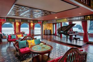 下龙湾Indochine Premium Halong Bay Powered by Aston的客厅配有钢琴和桌子