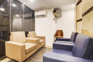 海得拉巴Rcc Hotel Banjara Hills的一间配备椅子和空调的等候室