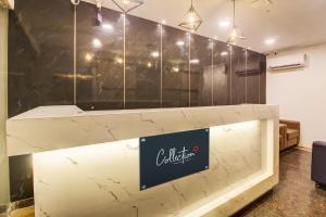 海得拉巴Rcc Hotel Banjara Hills的一间设有大理石墙的咖啡店的柜台