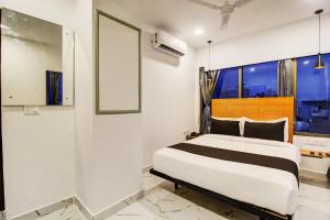 海得拉巴Rcc Hotel Banjara Hills的一间卧室设有一张床和一个窗口