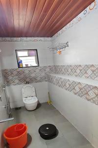 浦那Sunshine Resort的一间带卫生间和窗户的小浴室
