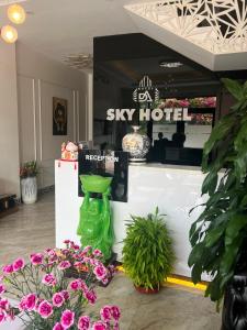 Bắc GiangSky Hotel的一间有绿花瓶和花的商店