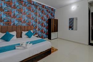 阿拉哈巴德The Bunglo (Villa)的一间卧室配有一张带蓝色枕头的大床