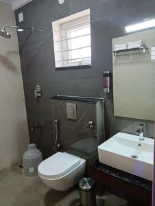 耶拉汉卡Hotel Grand Villa的浴室配有白色卫生间和盥洗盆。