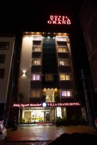 耶拉汉卡Hotel Grand Villa的带有标志的酒店,读别墅宏伟的酒店