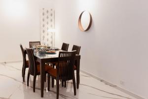 班加罗尔Luho C 7的一间带桌椅和镜子的用餐室