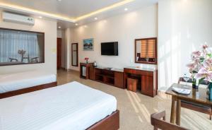 吉婆岛Aroma Cat Ba Sea View Hotel的一间酒店客房 - 带一张床和一间浴室