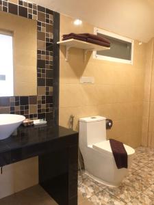 清迈松格兰之家酒店的浴室配有白色卫生间和盥洗盆。