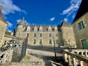 贝莱姆Château des Feugerets的城堡前有门