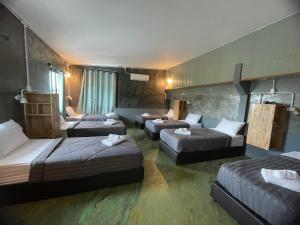 Ban Thung SangBaanrimfai Homestay的酒店客房,设有四张床和一张沙发
