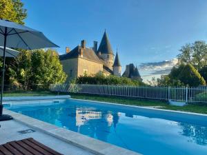 贝莱姆Château des Feugerets的城堡前的游泳池