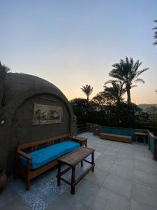 GizaNassimah的天井配有沙发、长凳和棕榈树