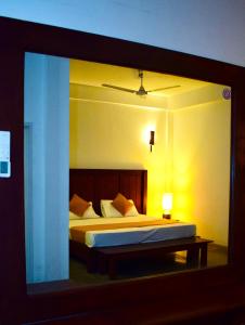 卡图纳耶克Airport Heritage Hotel的卧室配有一张床和一盏灯,享有风景。