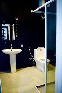 卡图纳耶克Airport Heritage Hotel的一间带卫生间和水槽的浴室