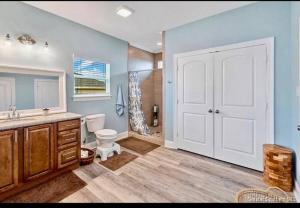 卡梅伦OceanFront home near HollyBeach的浴室配有卫生间、盥洗盆和淋浴。