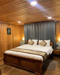KurseongPine Forest Retreat的一间卧室,卧室内配有一张大床