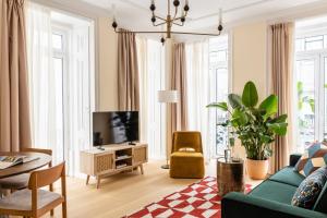 里斯本Haws Lisboa的带沙发和电视的客厅