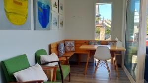 特卡波湖Lake Tekapo Double Room shared facilities的一间带桌椅的用餐室