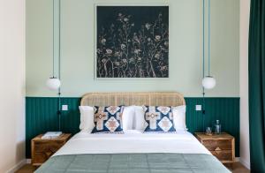 里斯本Haws Lisboa的一间卧室配有一张带绿色墙壁的床