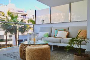 莫特里尔Aguacate Beach Apartamentos Playa Granada的客厅配有沙发和桌子