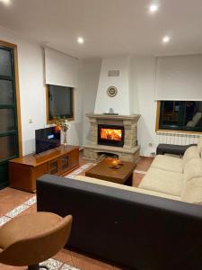 维戈Preciosa casa en Bembrive的带沙发和壁炉的客厅