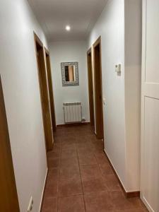 维戈Preciosa casa en Bembrive的走廊设有两扇门,铺有瓷砖地板