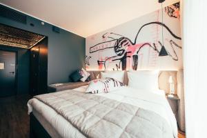 赫尔辛基Hotel AX的一间卧室配有一张涂鸦墙床