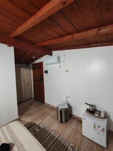 KebiliDar Barka的阁楼间设有木制天花板和木地板。