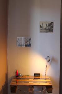 卡塞勒托瑞尼斯B&R Apartment的墙上木桌和灯