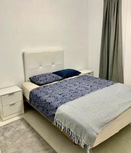 阿德耶Beautiful 1bd apartment in Los Cristianos的一间卧室配有一张带蓝色毯子的大床