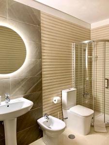 阿德耶Beautiful 1bd apartment in Los Cristianos的一间带水槽、卫生间和淋浴的浴室