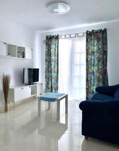 阿德耶Beautiful 1bd apartment in Los Cristianos的带沙发、电视和桌子的客厅