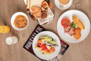 苏州苏州洲际酒店的一张桌子,上面放着两盘食物和一本书