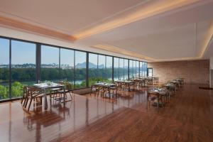 桂林桂林喜来登饭店（焕新升级 ）的用餐室配有桌椅和大窗户