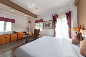 河内Hanoi Golden Sunshine Villa Hotel and Travel的一间卧室配有一张大床和一张桌子