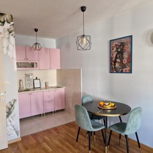 波德戈里察Stefanija的厨房以及带桌椅的用餐室。