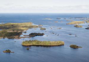 KarlholmsbrukHotell Havsporten的海洋岛屿的空中景观
