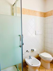 格拉索比奥Orio Relax&Fly的一间带卫生间和水槽的浴室
