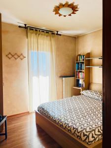 格拉索比奥Orio Relax&Fly的一间卧室设有一张床和一个书架