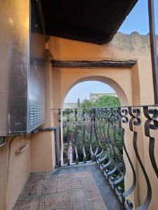塔尔奎尼亚Doremisia的房屋的阳台享有风景。