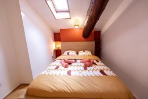 圣艾蒂安Kasa Java - Très spacieux, tout équipé et confortable - Proche centre的一间小卧室,阁楼上配有一张床