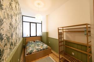 圣艾蒂安Kasa Java - Très spacieux, tout équipé et confortable - Proche centre的一间卧室配有双层床和窗户。